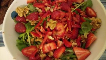 Çilekli semizotu salatası