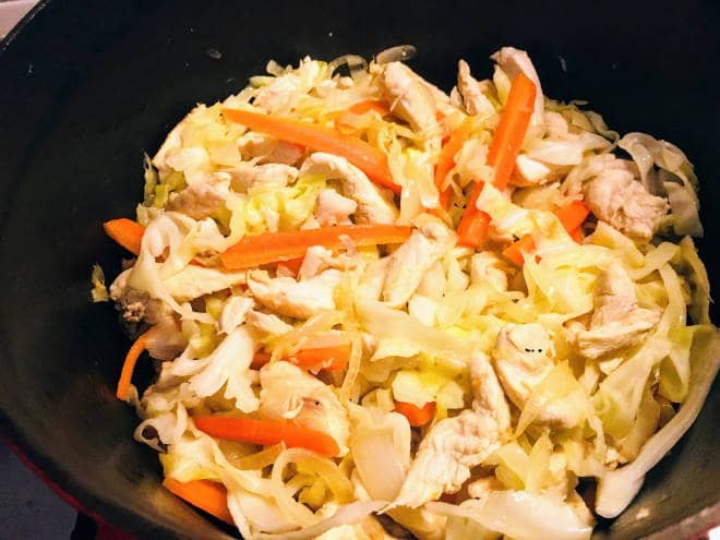 tavuklu sebzeli noodle tarifi nasıl pişirilir