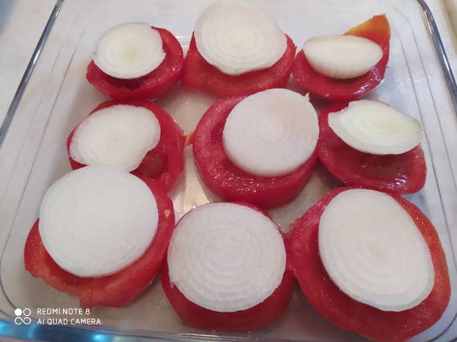 soğan ve domates dilimleri