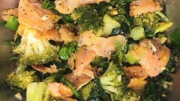 Somon füme ve brokoli salatası